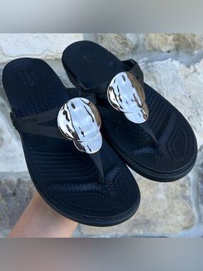 Crocs Sanrah Sandals Size 8 Black Silver Hammered Circle Comfort Cushioned Thong